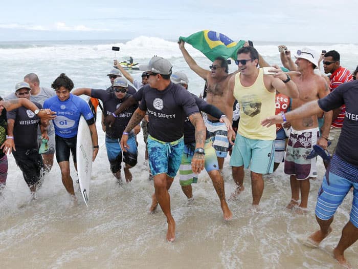 YAGO DORA DEFEATS THREE WORLD CHAMPS AT THE OI RIO PRO IN BRAZIL!