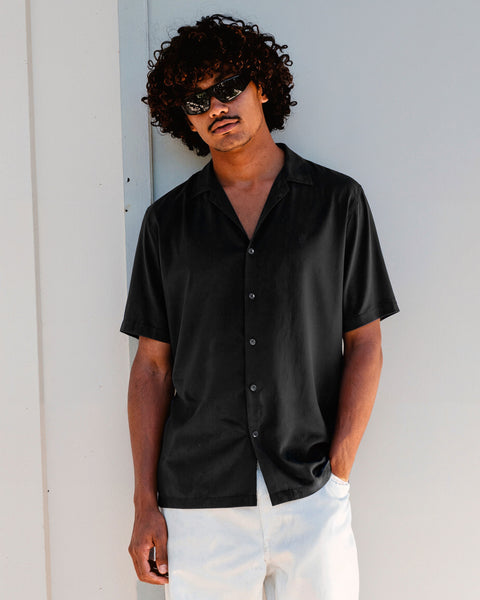 STONE  ブラック ポロシャツ REGULAR Single Stone Shirt - Gloss Black - Men - Volcom EU – Volcom Europe
