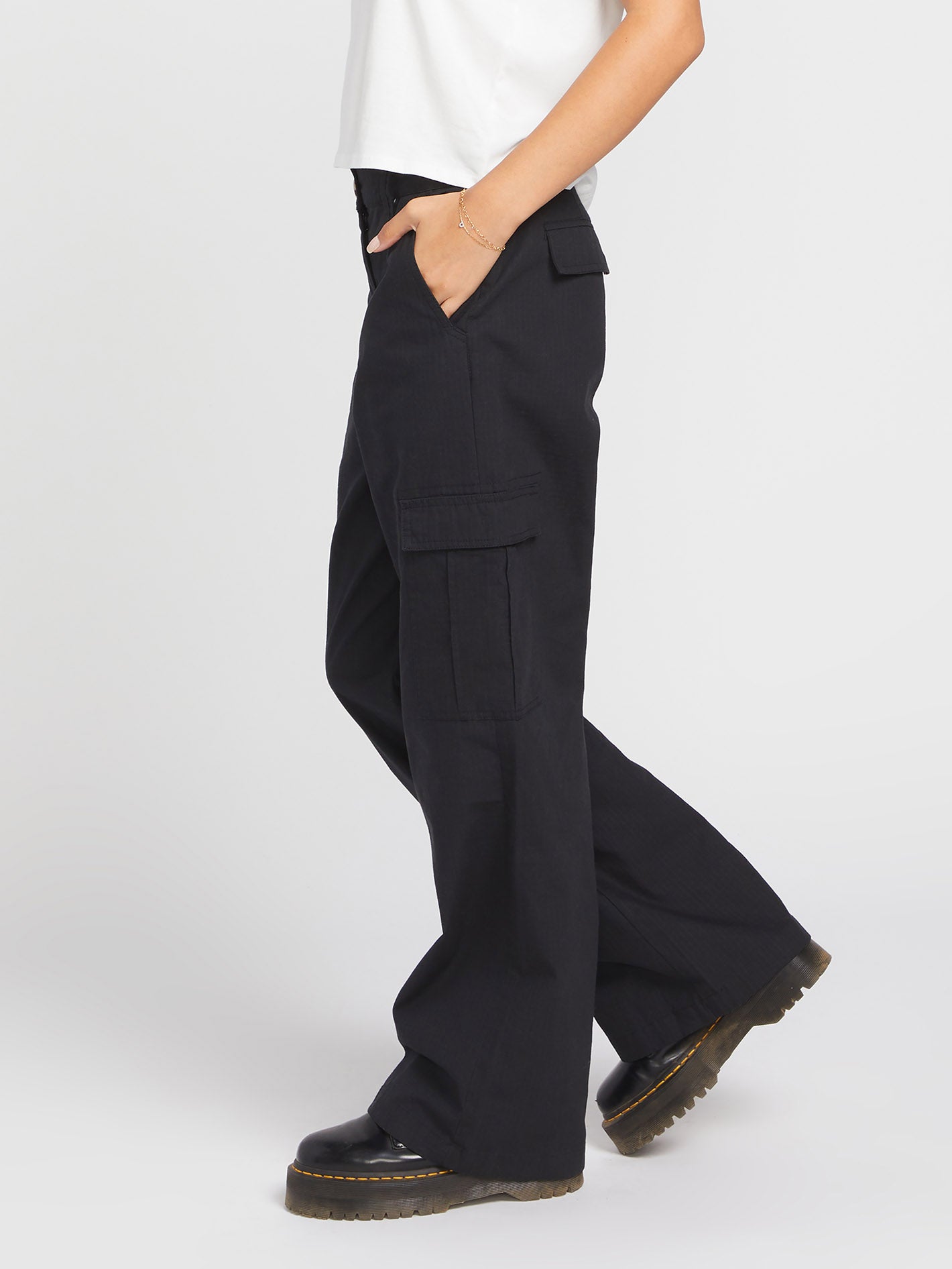 【新古品/アウトレット】 VOLCOM 女性用 ブラック フレアパンツ M/M Cargstone Trousers - Black - Women - Volcom EU – Volcom Europe
